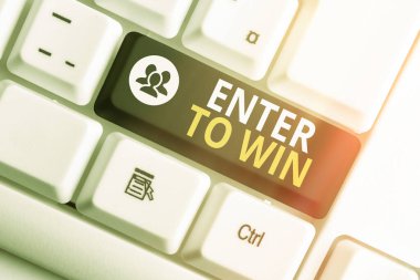 Enter To Win 'i gösteren not yazılıyor. Renkli klavye anahtarını boş kopya alanına yerleştirilmiş aksesuarlarla ödül ya da şans karşılığında takas eden iş fotoğrafı gösterimi.