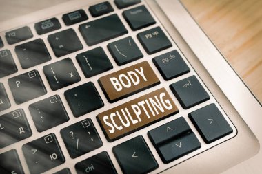 Vücut Heykelini gösteren kavramsal el yazısı. Vücut s 'sini artıran iş fotoğrafı etkinliği boş arkaplanda aksesuarları olan görünür kas tonudur renkli PC klavye anahtarıdır.