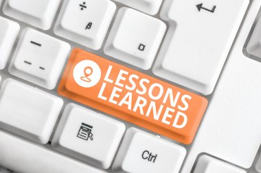 Ders Öğrenilmiş 'i gösteren metin işareti. Deneyimle kazanılan bilgi ya da anlayış kavramsal fotoğraf boş kopyalama alanına yerleştirilmiş aksesuarlarla farklı renklerde klavye anahtarı.