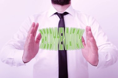 Tavsiyeyi gösteren bir not yazıyorum. İş fotoğraflarında övgü içeren ya da ifade eden bir şey gösteriliyor. El hareketleriyle yön bulma sürecini sembolize eden bir model..