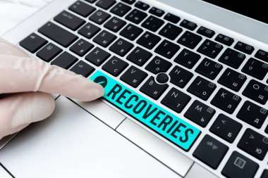 Kelime yazma metinleri kurtarılıyor. Boş arkaplanda aksesuarları olan farklı renkte bir PC klavye anahtarının bulundurma veya kontrolünü geri alma süreci için iş konsepti.