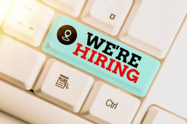 Yeniden işe aldığımız el yazısı metni. Uygulamaları gözden geçirme ve adayları bulma süreci kavramını boş kopya alanına yerleştirilmiş aksesuarlarla farklı renkte klavye anahtarıyla kavra.