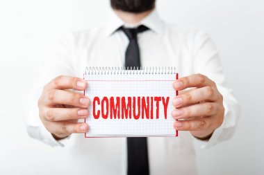 Kelime yazma topluluğu. Birlikte yaşayan ortak özelliklere sahip bir gösterim grubu için iş konsepti. Model, fikir yazmak için farklı boş renk notlarını görüntülüyor..