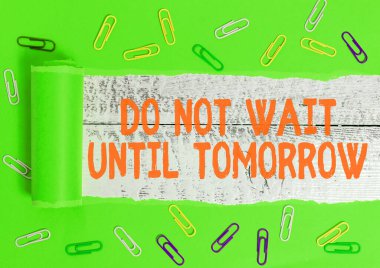 Yarına Kadar Beklemeyin 'i gösteren bir not yazıyorum. İş fotoğrafçılığı derhâl yapılması gereken bir iş yeri. Daha iyisini yap. Yırtılmış karton, ahşap klasik bir masanın üstünde..