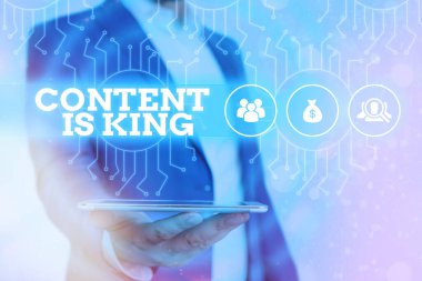 İçeriğin Kral olduğunu gösteren kavramsal el yazısı. İş fotoğrafı gösterimi içeriğin bir web sitesi yöneticisi denetimi ve dişli yapılandırma ayarlarının başarısı için merkezi olduğuna inanıyor.