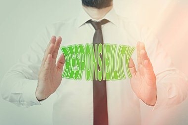 Sorumluluğunu gösteren bir not yazıyorum. Sorumluluk sahibi olmanın iş fotoğrafı gösterme durumu, sorumlu bir model için elle işaret ederek seyrüsefer ilerlemesini sembolize ediyor.