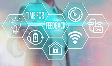 Geri bildirim zamanı gösteren kavramsal el yazısı. Bir ürün veya hizmetlere tepkiler hakkında bilgi içeren iş fotoğrafı ve farklı simgeler en son dijital teknoloji kavramı.