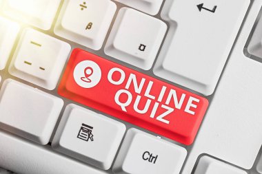 Çevrimiçi Sınav 'ı gösteren metin işareti. Konsept fotoğraf oyunu ya da internette yayınlanan bir zihin sporu. Farklı renkte klavye anahtarı. Aksesuarlar boş kopya alanına yerleştirilmiş..