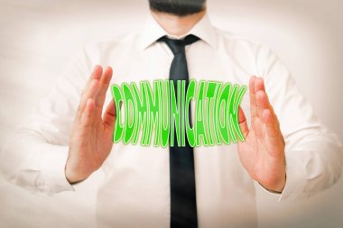 İletişim 'i gösteren bir not yazıyorum. İş fotoğrafı görüntüleme bilgileri, bir sistem modeli aracılığıyla bireyler arasında el ile yön bulma sürecini sembolize eden bir sistem modeli aracılığı ile takas edilir..