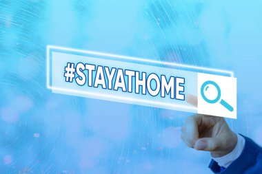 Hashtag 'in evde kaldığını gösteren kavramsal el yazısı. Sosyal medyada Coronvirus salgınıyla ilgili bir trend etiketini gösteren iş fotoğrafı. İnternet arama dijital fütüristik teknoloji ağı