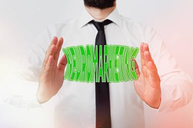 Nöropazarlamayı gösteren bir not yazıyorum. İş fotoğrafçılığı pazarlama alanı, seyrüsefer süreci büyümesini sembolize eden el işaretli fMRI Modeli gibi tıbbi teknolojiler kullanır.