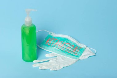 Hashtag 'in evde kaldığını gösteren bir not yazıyorum. İş fotoğraflarında, sosyal medyada koronvirüs salgınıyla ilgili bir trend etiketi gösteriliyor. Sağlık hizmetleri için temel tıbbi önlem ekipmanları