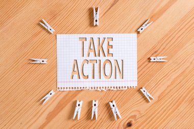 Take Action 'ı gösteren kavramsal el yazısı. Özel bir sonuç elde etmek için bir şeyler yapmak ya da yapmak için iş fotoğrafı sergisi. Renkli buruşmuş kağıtlar. Ahşap zemin çamaşır mandalı..