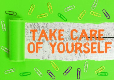 Kendine dikkat ettiğini gösteren bir not yazıyorum. İş fotoğraflarında bir araya gelişimizi ya da sohbetimizi kibarca bitirmenin bir yolu var. Tahta klasik bir masanın üzerinde parçalanmış karton..