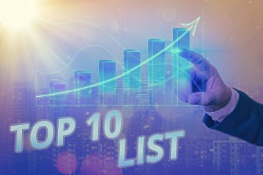 Top 10 Listesini gösteren not yazılıyor. Belirli bir listedeki en önemli ya da en başarılı on öğeyi gösteren iş fotoğrafı Arrow sembolü önemli bir başarıyı gösteriyor.