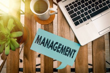 Kelime Yazma Yönetmeliği. Planla, organizasyonla ve bilgi kaynaklarıyla başa çıkma süreci için iş konsepti Farklı arka planda dijital akıllı telefonlu kağıt aksesuarları.