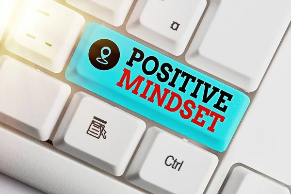 Texto escrito à mão Positive Mindset. Conceito que significa atitude mental em que você espera resultados favoráveis Tecla de teclado colorida diferente com acessórios dispostos em espaço de cópia vazio. — Fotografia de Stock