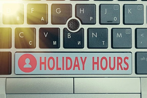 Textová značka zobrazující svátky. Konceptuální foto zaměstnanec obdrží dvojnásobek jejich běžné mzdy za všechny hodiny Různé barevné PC klávesnice s příslušenstvím na prázdném pozadí. — Stock fotografie