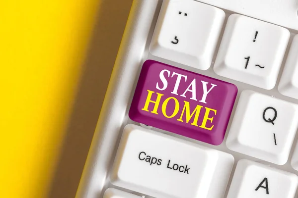 Konceptuell handstil som visar Stay Home. Business foto showcasing inte gå ut för en aktivitet och stanna inne i huset eller hemmet Färgat tangentbord nyckel med tillbehör arrangerade på kopia utrymme. — Stockfoto