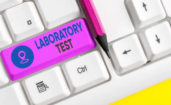 Note d'écriture montrant le test de laboratoire. Business photo showcasing Détermination d'un diagnostic médical à partir des substances testées Clavier coloré avec accessoires disposés sur un espace de copie vide. — Photo