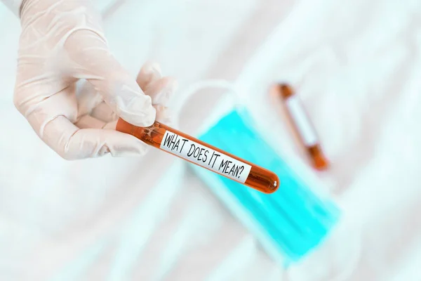 Signo de texto que muestra la pregunta ¿Qué significa? Foto conceptual destinada a comunicar una declaración poco clara Vial de muestra de sangre extraída listo para el examen de diagnóstico médico. —  Fotos de Stock