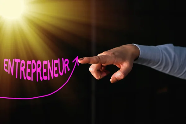 Signo de texto mostrando Entrepreneur. Foto conceptual uno que organiza y asume los riesgos de una curva de flechas digitales de negocios que se eleva hacia arriba denotando el concepto de desarrollo del crecimiento. — Foto de Stock