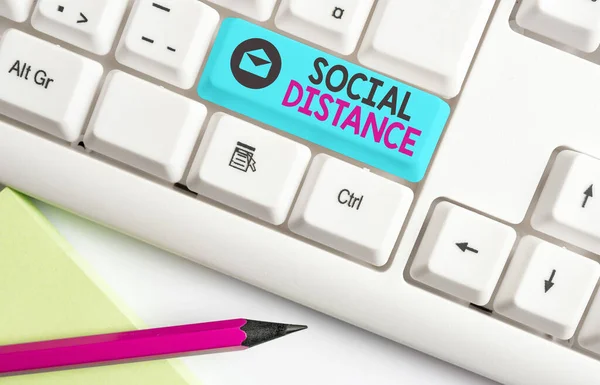 Handschrifttekst Social Distance. Concept betekent mate van aanvaarding van algemene interactie van individuen Verschillende gekleurde toetsenbord sleutel met accessoires gerangschikt op lege kopieerruimte. — Stockfoto