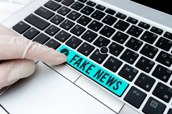 Testo di scrittura di parole Notizie false. Business concept per false informazioni pubblicare con la scusa di essere notizie autentiche Tasto tastiera del PC colorato diverso con accessori su sfondo vuoto. — Foto Stock