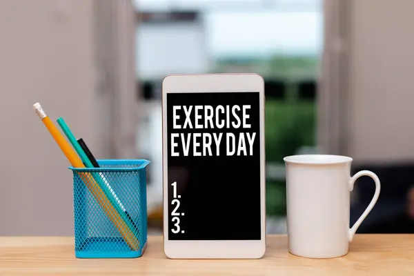 Texto de caligrafia Exercício Todos os dias. Conceito que significa mover o corpo energeticamente, a fim de ficar em forma e acessórios de papel saudáveis com smartphone digital dispostos em diferentes planos de fundo. — Fotografia de Stock