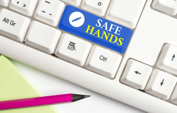 Konceptualne pismo pokazujące "Bezpieczne Ręce". Biznes zdjęcie tekst Zapewnienie sterylności i czystości rąk do odkażania Kolorowy klawisz klawiatury z akcesoriami ułożonymi na pustej kopii — Zdjęcie stockowe
