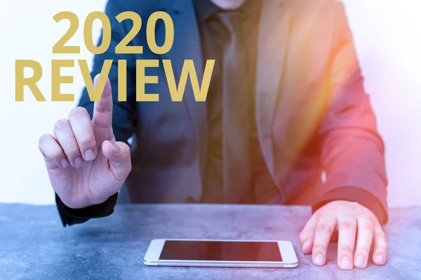 El yazısı 2020 Review. Kavram, 2020 yılı turizm veya hizmetlerinde kişisel çıkarlar için siyah ekran modern akıllı telefon modeli gösteren yeni trend ve beklentiler anlamına gelmektedir. — Stok fotoğraf