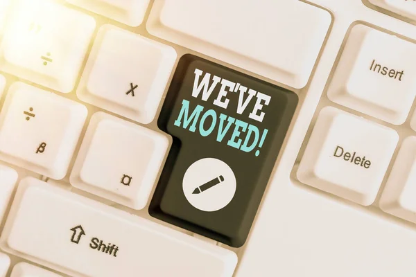 Текст для написання слів We Ve Moved. Концепція бізнесу для Перейти від однієї резиденції або місця до іншої Перемістити Різні кольорові клавіатури з аксесуарами, розташованими на порожньому просторі копіювання . — стокове фото