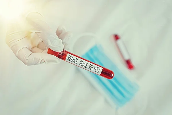 Signo de texto que muestra Reducir Reutilizar Reciclar. Foto conceptual Comportamiento del consumidor ambientalmente responsable Vial de muestra de sangre extraída listo para examen de diagnóstico médico. —  Fotos de Stock