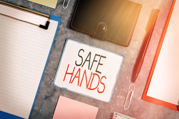El yazısı "Güvenli Eller". Kavram, dezenfekte kâğıdı aksesuarları için ellerin sterilite ve temizliğini sağlamak anlamına gelir. Farklı arkaplanda dijital akıllı telefon ile düzenlenmiş.. — Stok fotoğraf