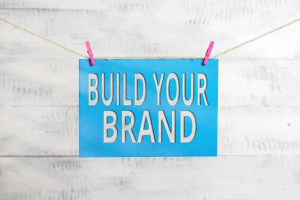 문자를 사용하면 브랜드를 만들 수있다. 이 개념은 광고 캠페인 Clothesline clothespin 직사각형 모양의 종이를 사용하여 브랜드의 공정성을 강화하는 것을 의미 합니다.. — 스톡 사진