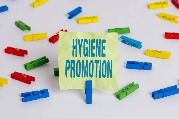 Schrijfbriefje met Hygiëne Promotie. Zakelijke foto showcasing systematisch programma om gerelateerde ziekte met sanitaire voorzieningen te voorkomen Gekleurde wasknijpers lege herinnering witte vloer achtergrond kantoor. — Stockfoto