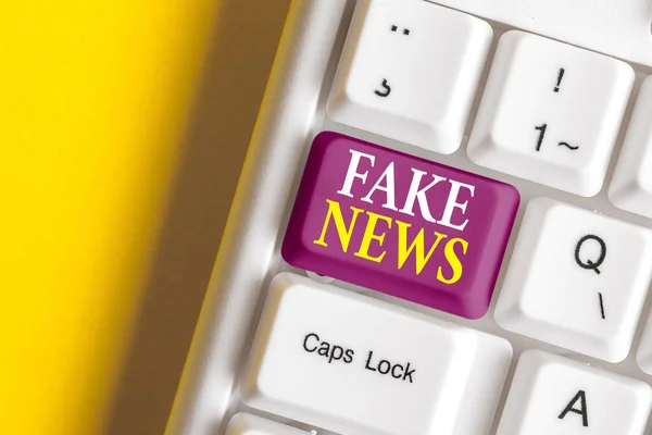 Scrittura concettuale a mano che mostra notizie false. Business foto in mostra false informazioni pubblicare sotto la maschera di essere notizie autentiche Tastiera colorata con accessori disposti su spazio copia. — Foto Stock