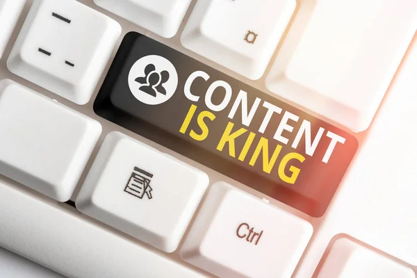 A Content Is King-et bemutató levél. Üzleti fotó kirakat úgy vélik, hogy a tartalom központi fontosságú a siker a honlap Színes billentyűzet kulcs tartozékok rendezett üres másolási hely. — Stock Fotó