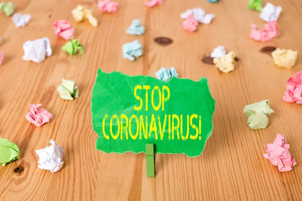 Ordskrivning text Stoppa Coronavirus. Affärsidé för medvetenhet om sjukdomar kampanj som kämpar för att minska COVID19 fall Färgade skrynkliga papper tom påminnelse trägolv bakgrund klädnypa. — Stockfoto