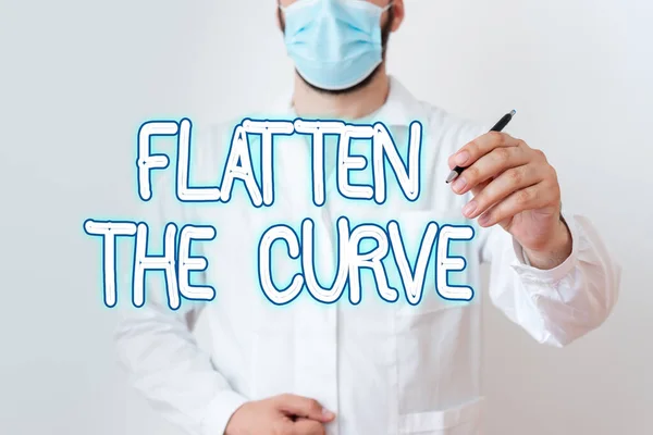 Γραπτό σημείωμα που δείχνει το Flatten The Curve. Business photo showcasing raise a awareness on slowing the rate of the infective disease Τεχνικός εργαστηρίου με αυτοκόλλητο χαρτί Smartphone. — Φωτογραφία Αρχείου