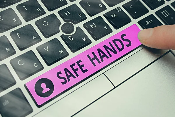 Conceptuele handschrift met Safe Hands. Zakelijke foto showcasing Zorgen voor de steriliteit en reinheid van de handen voor decontaminatie Gekleurde PC toetsenbord sleutel met accessoires op Leeg — Stockfoto