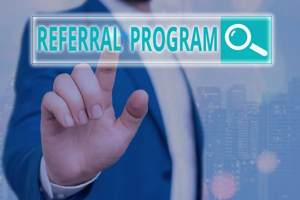 Handschrift tekst schrijven Referral Program. Concept betekent dat medewerkers beloond worden voor het introduceren van geschikte rekruten Web search digitale informatie futuristische technologie netwerkverbinding. — Stockfoto