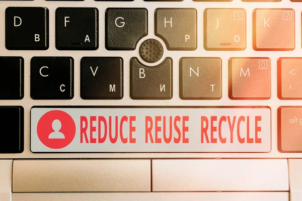 Signo de texto que muestra Reducir Reutilizar Reciclar. Foto conceptual comportamiento del consumidor ambientalmenteresponsable Tecla de teclado de PC de diferentes colores con accesorios sobre fondo vacío. — Foto de Stock