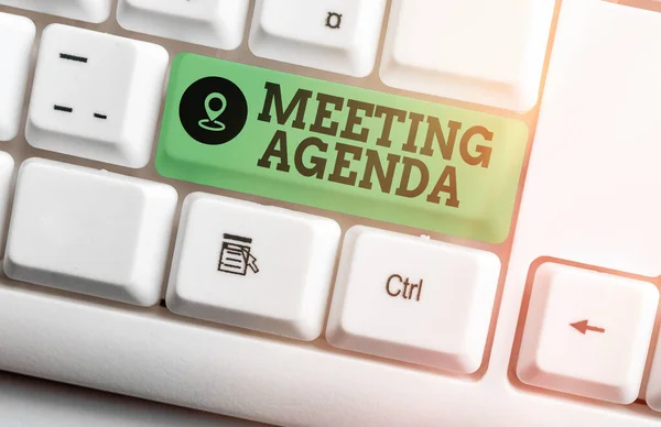 Sinal de texto mostrando Agenda da Reunião. Itens de fotos conceituais que os participantes esperam realizar em uma reunião Tecla de teclado colorido diferente com acessórios dispostos em espaço de cópia vazio. — Fotografia de Stock