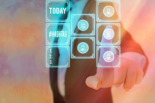 Signo de texto que muestra Hashtaghashtag. Palabra de foto conceptual precedida por un hash sign hashtag en los sitios web de redes sociales Rejillas y diferentes configuraciones de los iconos último concepto de tecnología digital. — Foto de Stock