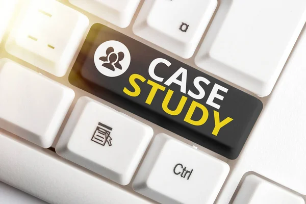 Piszę notatkę z Case Study. Business photo showcasing analysis and a specific research design for examining a problem Kolorowy klawisz klawiatury z akcesoriami ułożonymi na pustej przestrzeni kopii. — Zdjęcie stockowe