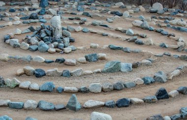Geleneksel doğal taş tefekkür ve ibadet için yapılan labirent labirent yürüyüş mavi ve turkuaz tonlarında kayalar ile yaratılmıştır. Sakin, huzurlu yolları zihin için felsefi bir geri çekilme ve egzersiz vücut için