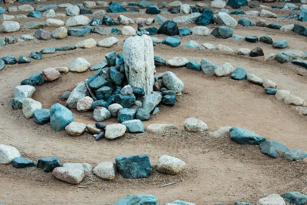 Geleneksel doğal taş tefekkür ve ibadet için yapılan labirent labirent yürüyüş mavi ve turkuaz tonlarında kayalar ile yaratılmıştır. Sakin, huzurlu yolları zihin için felsefi bir geri çekilme ve egzersiz vücut için