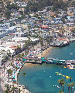 Catalina Island tatil resort, Avalon, California, yeşil zevk iskele, sakin okyanus körfez manzaralı renkli evlerin hava görünümünü plaj şemsiyeleri, güneşlenenbirileri varsa, yaz aylarında liman