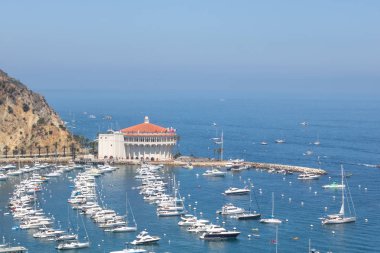 Defne görünümünü: Avalon Limanı casino, zevk iskele, yelkenliler ve yatlar ile Santa Catalina Island tatil California, ABD lüks tatil tatil ek yükü geniş açı
